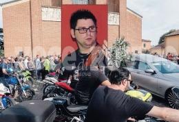 Lacrime e moto per l’addio a Diego