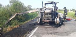 Trattore brucia mentre taglia l'erba, strada chiusa