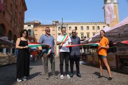 Taglio del nastro per la fiera del gusto