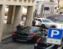 Caos viabilità: furgoni incastrati, auto e camion contromano