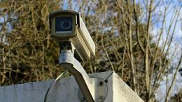 Telecamere puntate sulla casa dei vicini: Scatta il reato.