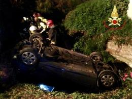 Vola con l'auto nel fossato pieno d'acqua, salvata dai pompieri