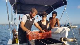La storia di Niky, il pescatore che ripulisce le spiagge