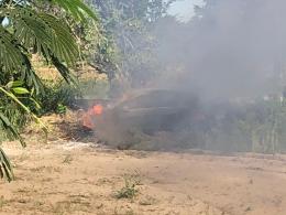Paura in strada, auto a fuoco