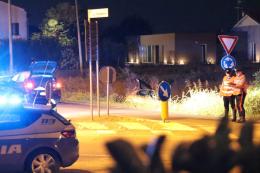 Paura nella notte, schianto in rotatoria