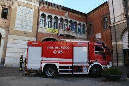 Fiamme all'alba in pieno centro