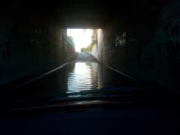 Automobilista bloccato e intrappolato nel sottopasso allagato