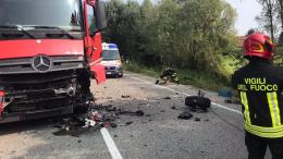 Schianto tra auto e camion, l'auto vola nel fosso. Gravissimo il conducente
