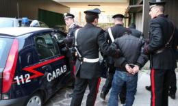 Minaccia col coltello moglie e figlia, arrestato