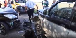 Bruttissimo scontro frontale tra due auto