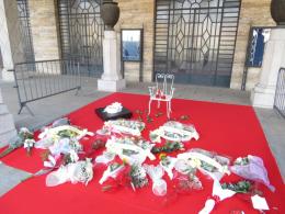 Sfregio alla memoria di Giulia, i vandali calpestano e distruggono fiori e ricordi