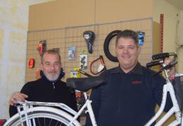 Domingo ce l'ha fatta: da clochard a meccanico delle bici