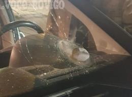 Follia nella notte, auto in corsa prese a pietrate. Salvi per miracolo