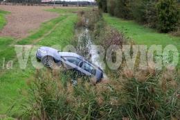 Sviene in auto, finisce nel canale