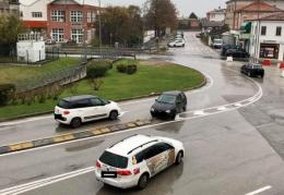 Pazzesco: in centro si fa la rotatoria contromano