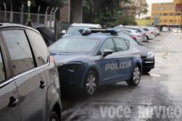 Si lancia dal ponte e muore sulla strada