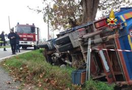 Camion ribaltato lungo la Provinciale 