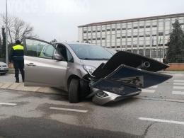 Pauroso schianto, segnali abbattuti e traffico in tilt. E c'è anche un ferito