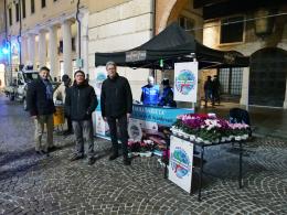 Panini di solidarietà: volontari in piazza per i pescatori 