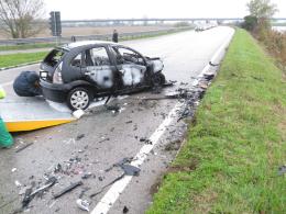 Inferno in strada, due auto a fuoco, tutti salvi