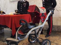 Rubano e nascondono tutto nel passeggino del neonato: arrestate