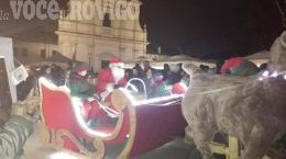 Una folla per i mercatini di Natale