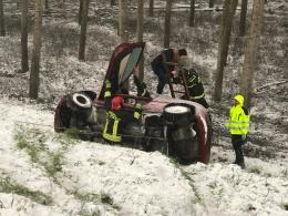 Esce di strada sull'argine, miracolato 