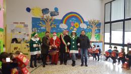 Dolcezza e regali in classe grazie a Babbo Natale