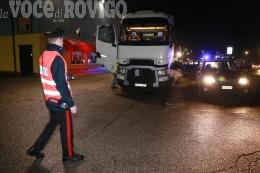 Camion distrugge un furgone, Romea bloccata