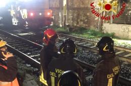 Camminava lungo i binari: la motrice lo investe 