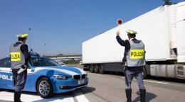 Ubriaco e senza patente, autista di tir rumeno fermato in autostrada