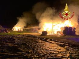 Incendio in un capannone di rotoballe