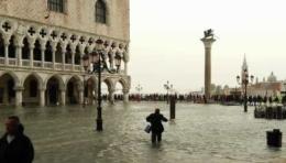 Salta la Regata dei Babbi Natale è di nuovo allarme acqua alta