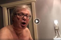 Vittorio Sgarbi nudo inveisce contro gli addetti dell'aeroporto di Verona