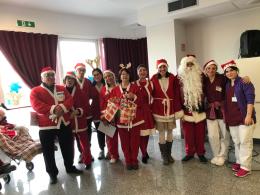 Babbi Natale in corsia per regalare un sorriso agli anziani