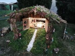 Il bellissimo presepe in giardino del signor Aldo