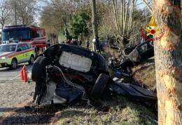 Schianto mortale contro l'albero