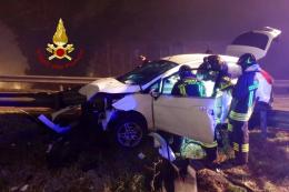 Auto si infilza sul guard rail: miracolo nella notte