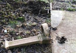 Una notte da idioti. Fontana sfasciata, parco allagato