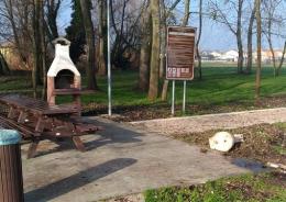 Distruggono la fontana e allagano il parco
