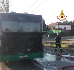 Panico per gli studenti: bus va a fuoco