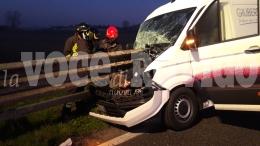 Furgone speronato dal guardrail