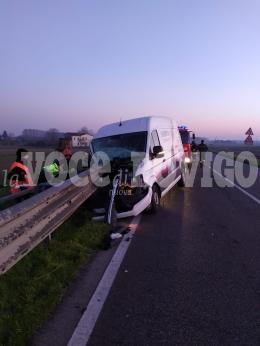 Il guardrail finisce dentro un furgone