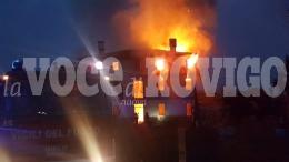 Le fiamme avvolgono la villa storica
