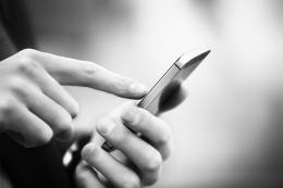 Intercetta le telefonate della moglie con l'amante: condannato a 9 mesi