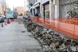 Al via i lavori, quei marciapiedi saranno rifatti proprio da capo