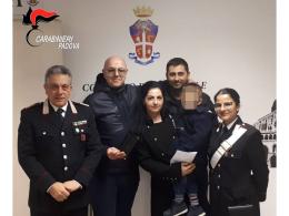 Trova 3mila euro e un anello per strada, la mamma rom li restituisce