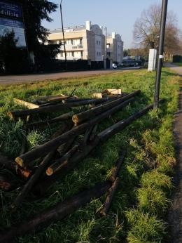 Staccionate abbandonate a bordo ciclabile. "Sono pericolose"