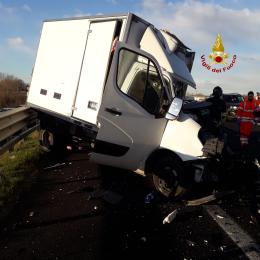 Tragico schianto in autostrada tra camion e furgone: c'è un morto