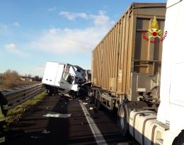 Schianto in autostrada, muore un conducente 